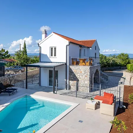 Isabela Villa Lakmartin